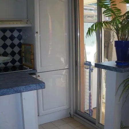 3 Personnes アパート マントン